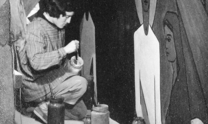 Maria Niubó pintant el mural del Carme